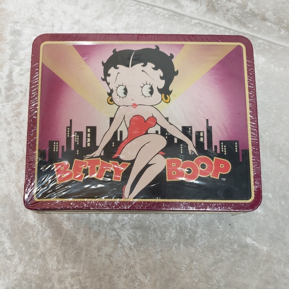 Betty Boop Lot - Lunch Box, 2 Mugs, and Wallet - Picture 7 of 9